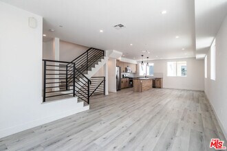 4295 1/2 Tujunga Ave in Los Angeles, CA - Building Photo - Building Photo