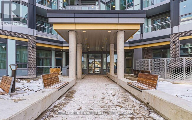 2501 Saw Whet Blvd. in Oakville, ON - Building Photo - Building Photo