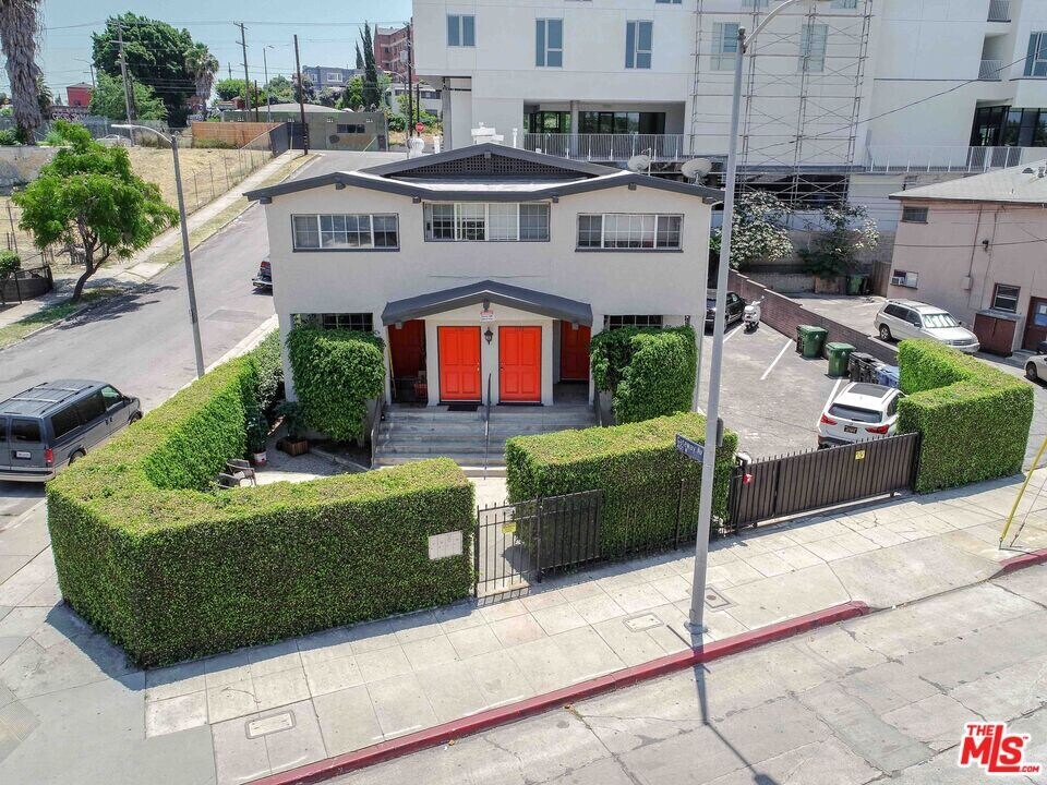 1132 Myra Ave in Los Angeles, CA - Building Photo