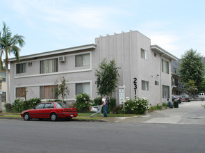 2303-2311 Merton Ave in Eagle Rock, CA - Foto de edificio - Building Photo