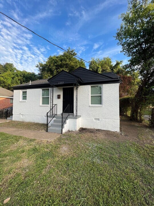 1377 Lyceum Rd in Memphis, TN - Building Photo