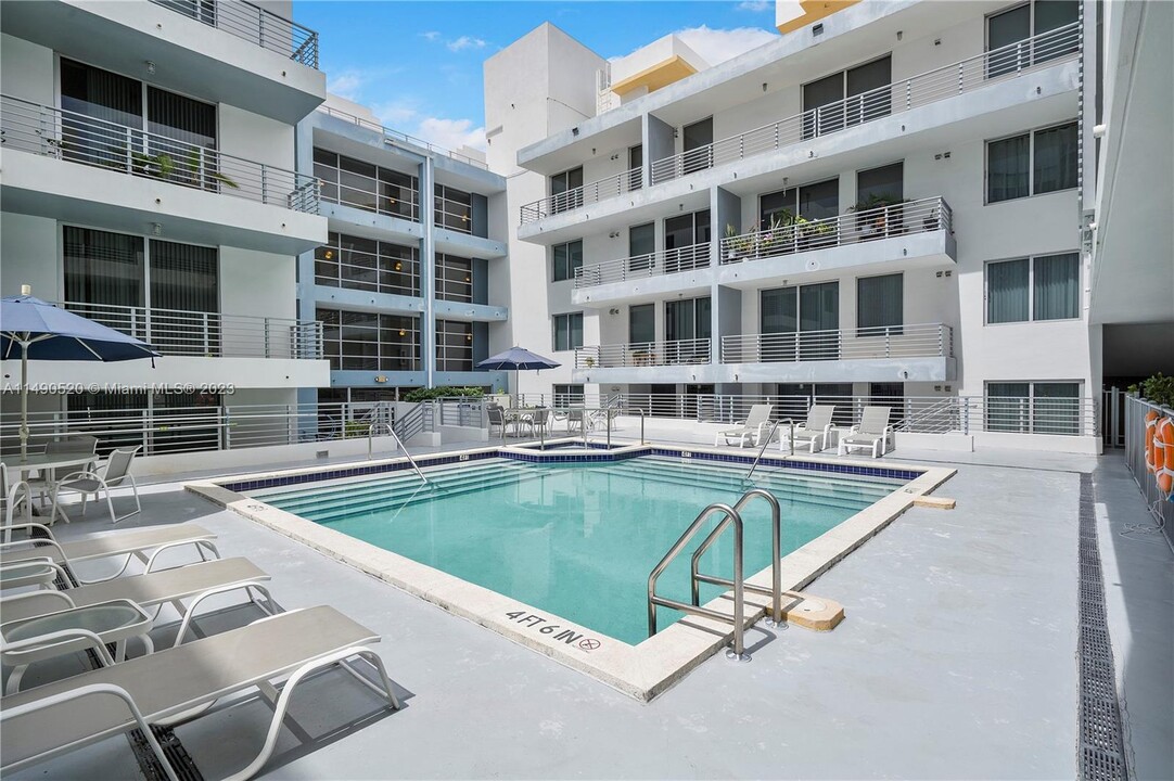 3339 Virginia St, Unit 102 in Miami, FL - Foto de edificio