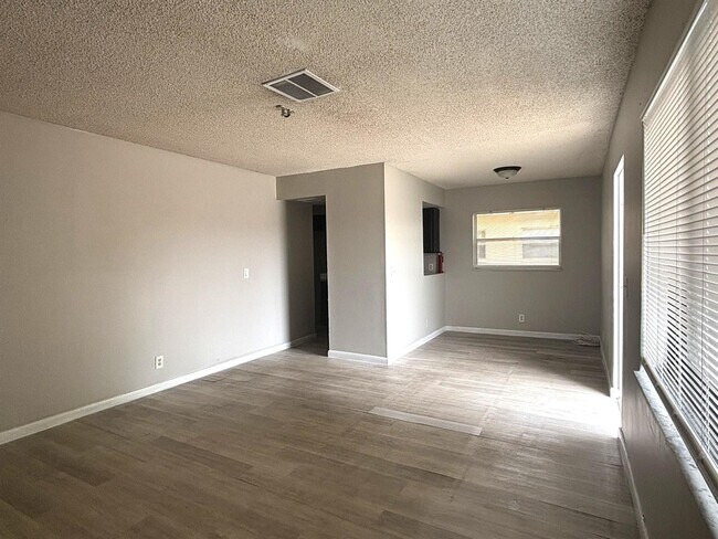 7635 SW 10th St, Unit A in North Lauderdale, FL - Foto de edificio - Building Photo