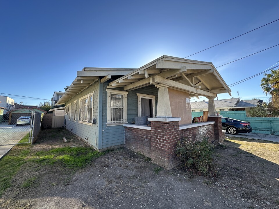 1210 N Mariposa Ave in Los Angeles, CA - Building Photo