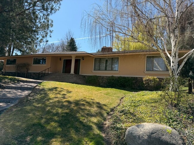 2435 E Lake Ridge Shores in Reno, NV - Building Photo - Building Photo