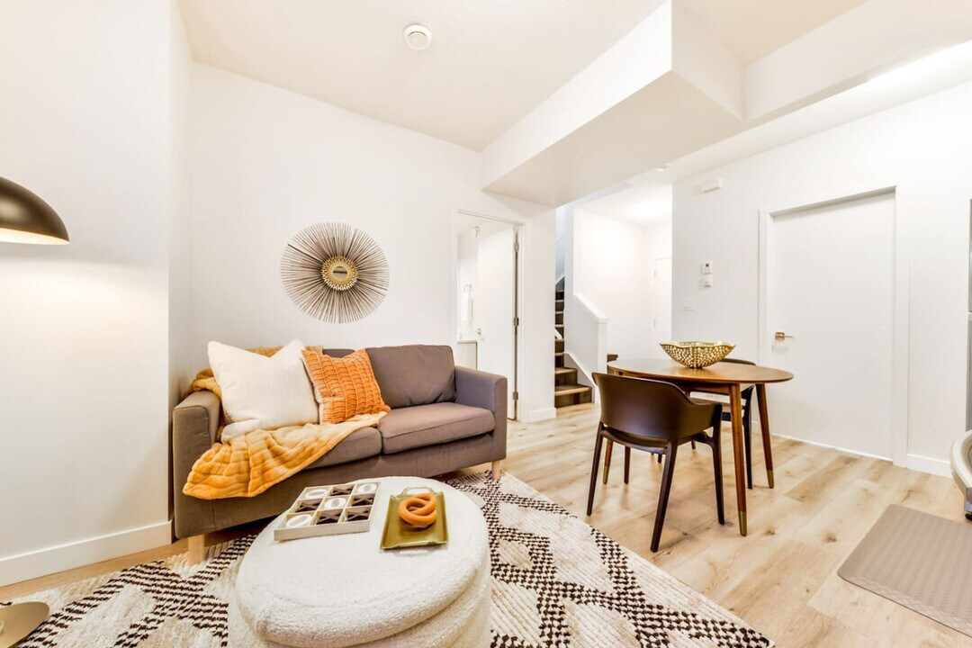 15809-15897 97 Ave NW in Edmonton, AB - Building Photo