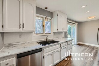 820 Shenandoah Ln N in Plymouth, MN - Foto de edificio - Building Photo