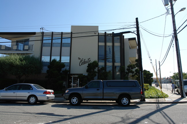 2323 Flores St in San Mateo, CA - Foto de edificio - Building Photo