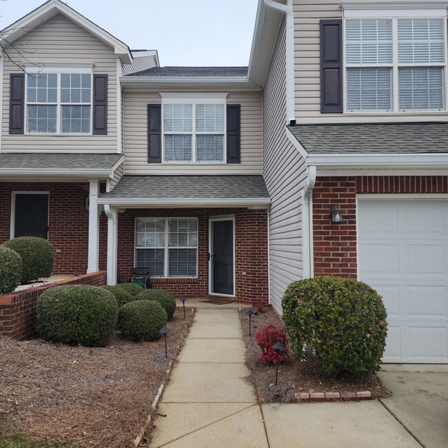 3985 Fountain Village Cir in High Point, NC - Foto de edificio - Building Photo