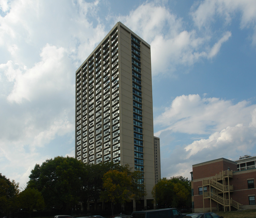 Cambridge Manor in Chicago, IL - Building Photo