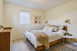 5506 NE Hoyt St in Portland, OR - Building Photo