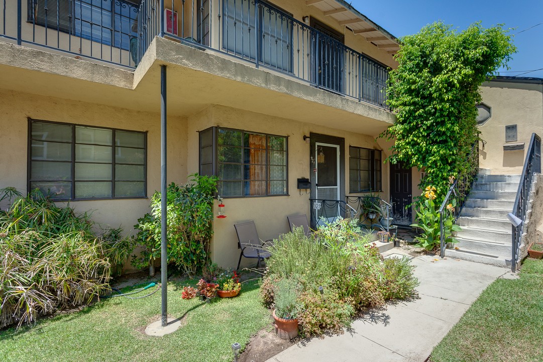 917 E Mendocino St in Altadena, CA - Foto de edificio