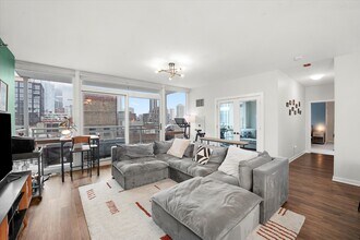 757 N Orleans St in Chicago, IL - Building Photo - Building Photo