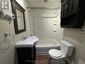 24-24 Union St in St Catharines, ON - Building Photo - Building Photo