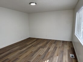 84 W Main St in Grantsville, UT - Building Photo