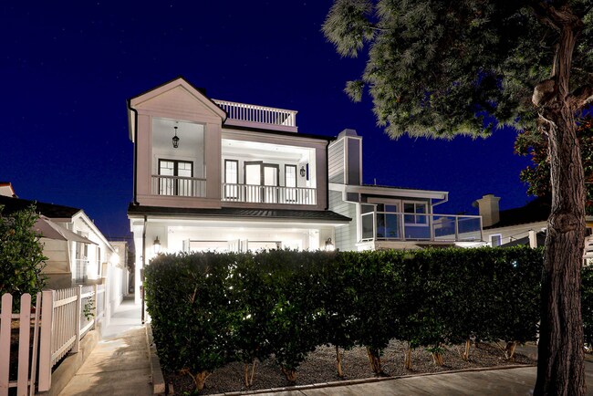 512 Jasmine Ave in Newport Beach, CA - Building Photo - Building Photo