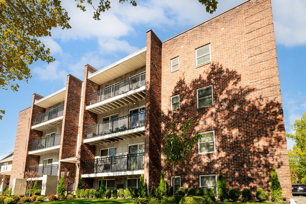 Carlyle Apartments Roselle, NJ Apartments For Rent