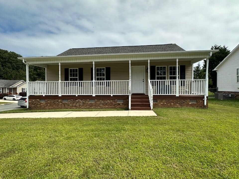 410 James Toney Dr in Elon, NC - Foto de edificio