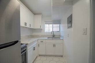 314 W Mission St, Unit 14C in Santa Barbara, CA - Building Photo - Building Photo