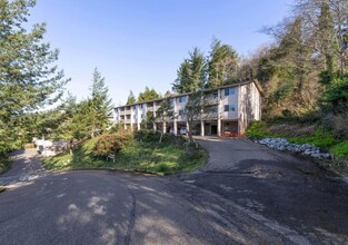 Village View Apartments in North Bend, OR - Foto de edificio - Building Photo