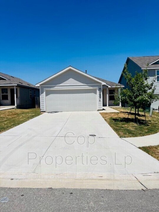 9015 Little Hoss in Converse, TX - Foto de edificio