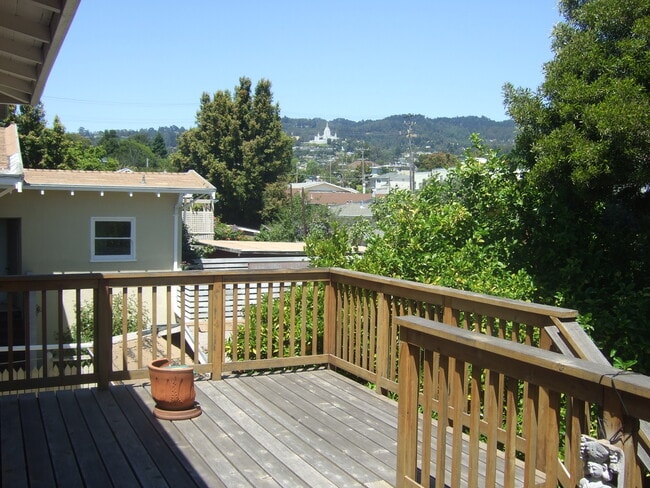 3440 Laguna Ave, Unit Upper