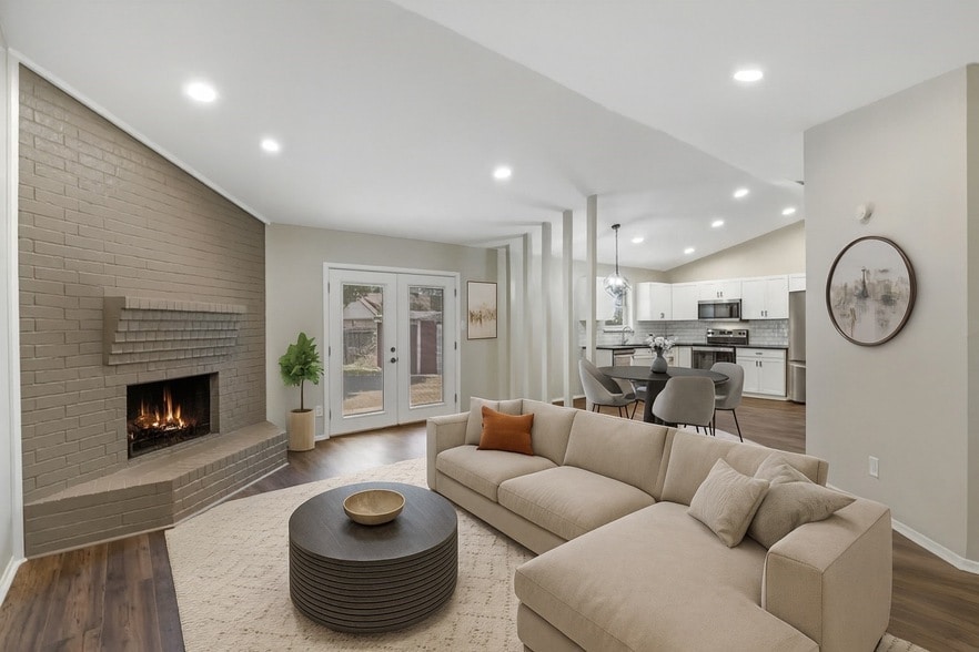 1300 Timbercrest Dr, Unit 14900 Moorpark Street #109 in Benbrook, TX - Foto de edificio