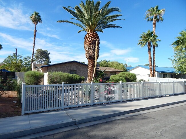 3008 Burton Ave in Las Vegas, NV - Building Photo - Building Photo