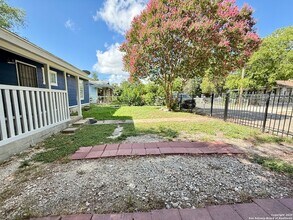230 S San Gabriel Ave in San Antonio, TX - Foto de edificio - Building Photo