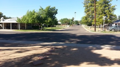 3429 E Earll Dr in Phoenix, AZ - Foto de edificio - Building Photo