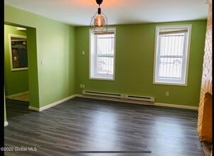 390 Clinton Ave-Unit -B in Albany, NY - Foto de edificio - Building Photo