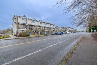 Allenmore Brownstones in Tacoma, WA - Building Photo - Building Photo