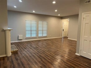 2018 Brookside Dr in Grapevine, TX - Foto de edificio - Building Photo