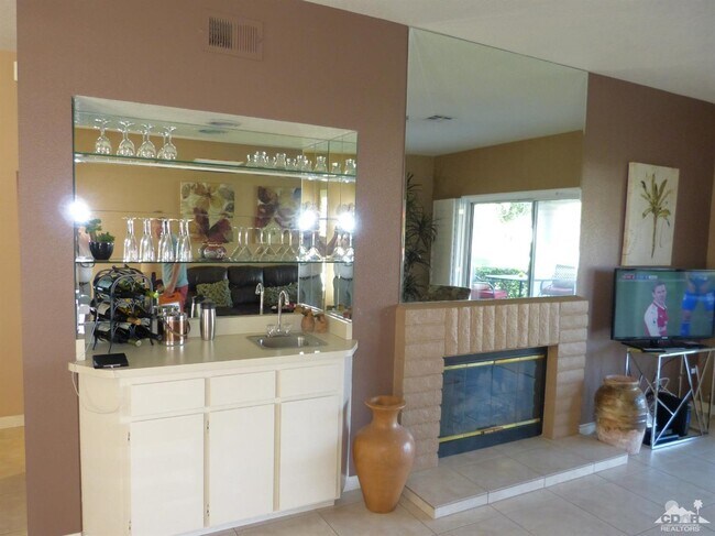 221 Vista Royale Cir E in Palm Desert, CA - Building Photo - Building Photo