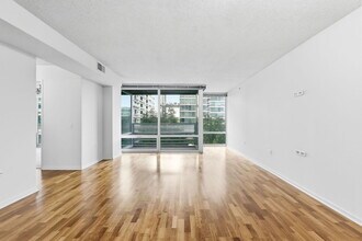 9725 Woods Dr in Skokie, IL - Building Photo - Building Photo