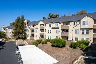 Montierra Condos in Hayward, CA - Foto de edificio - Building Photo