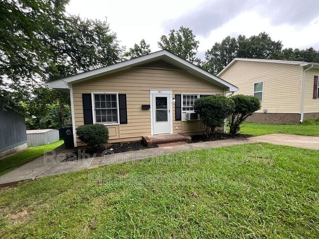 property at 1001 S Josephine Boyd St