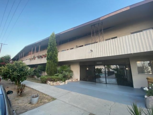 12310 Chandler Blvd in Valley Village, CA - Foto de edificio - Building Photo