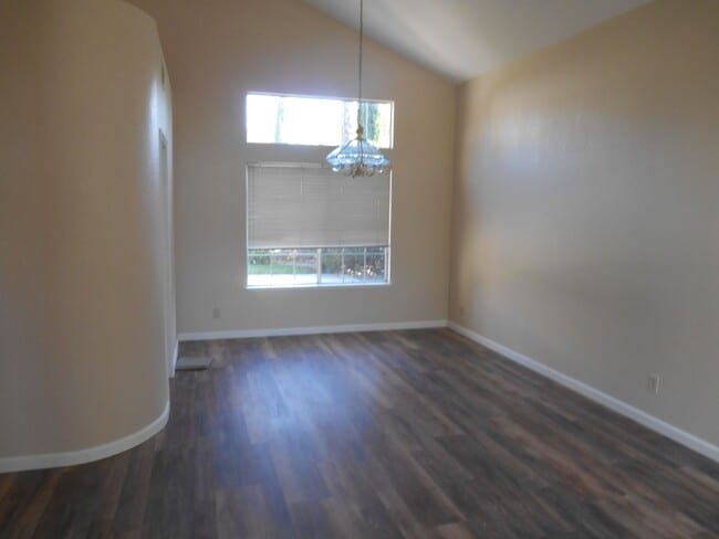 1187 Notre Dame Cir in Vacaville, CA - Foto de edificio - Building Photo