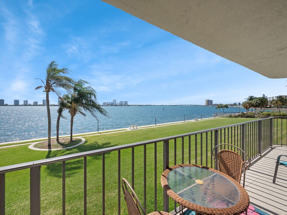 801 Lake Shore Dr in Lake Park, FL - Building Photo