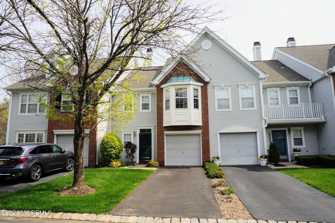 2 Oxford Rd in Holmdel, NJ - Building Photo