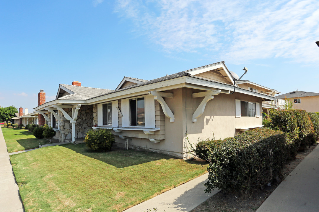 16702 Bartlett Ln in Huntington Beach, CA - Building Photo