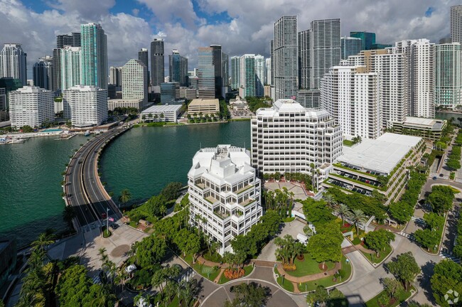 540 Brickell Key, Unit 1201 in Miami, FL - Foto de edificio - Building Photo