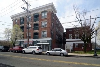 411-425 E Main St in Bridgeport, CT - Foto de edificio - Building Photo