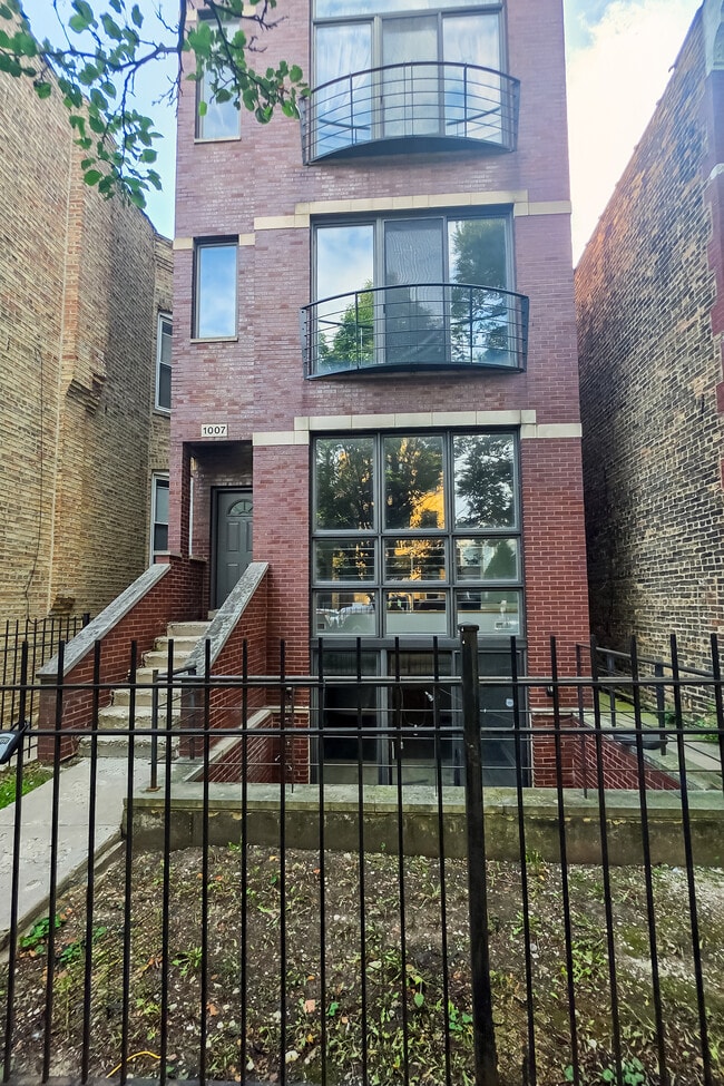 1007 N Francisco Ave, Unit 1 in Chicago, IL - Building Photo - Building Photo