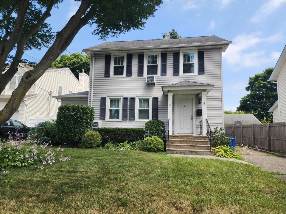 13 Nassau Ave in Glen Cove, NY - Building Photo