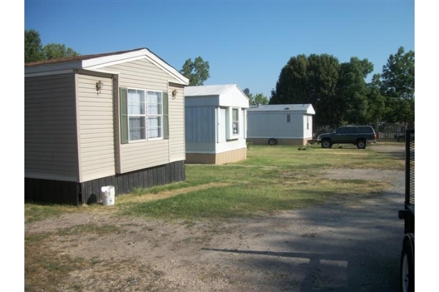 B & J Mobile Home Park in Tahlequah, OK - Foto de edificio - Building Photo