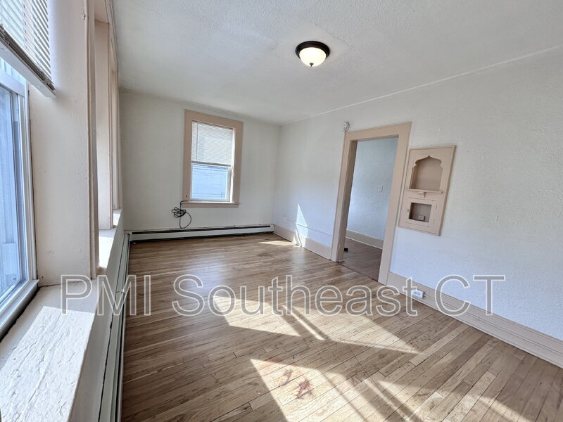 92 Truman St in New London, CT - Building Photo