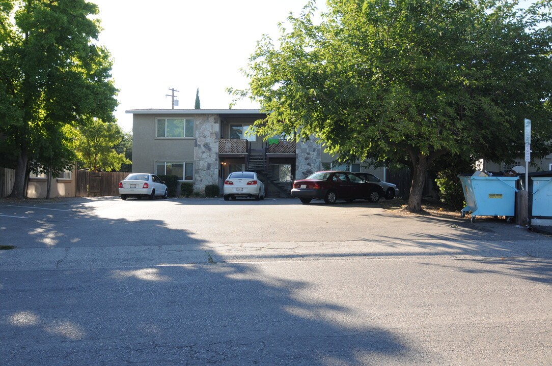 1225 Mckinley Dr in Roseville, CA - Foto de edificio