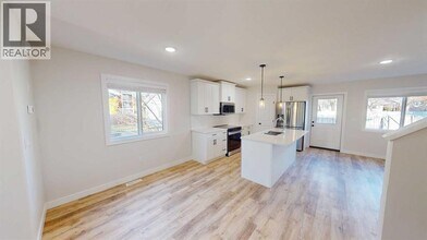 9528-9598 98 Ave in Grande Prairie, AB - Building Photo - Building Photo